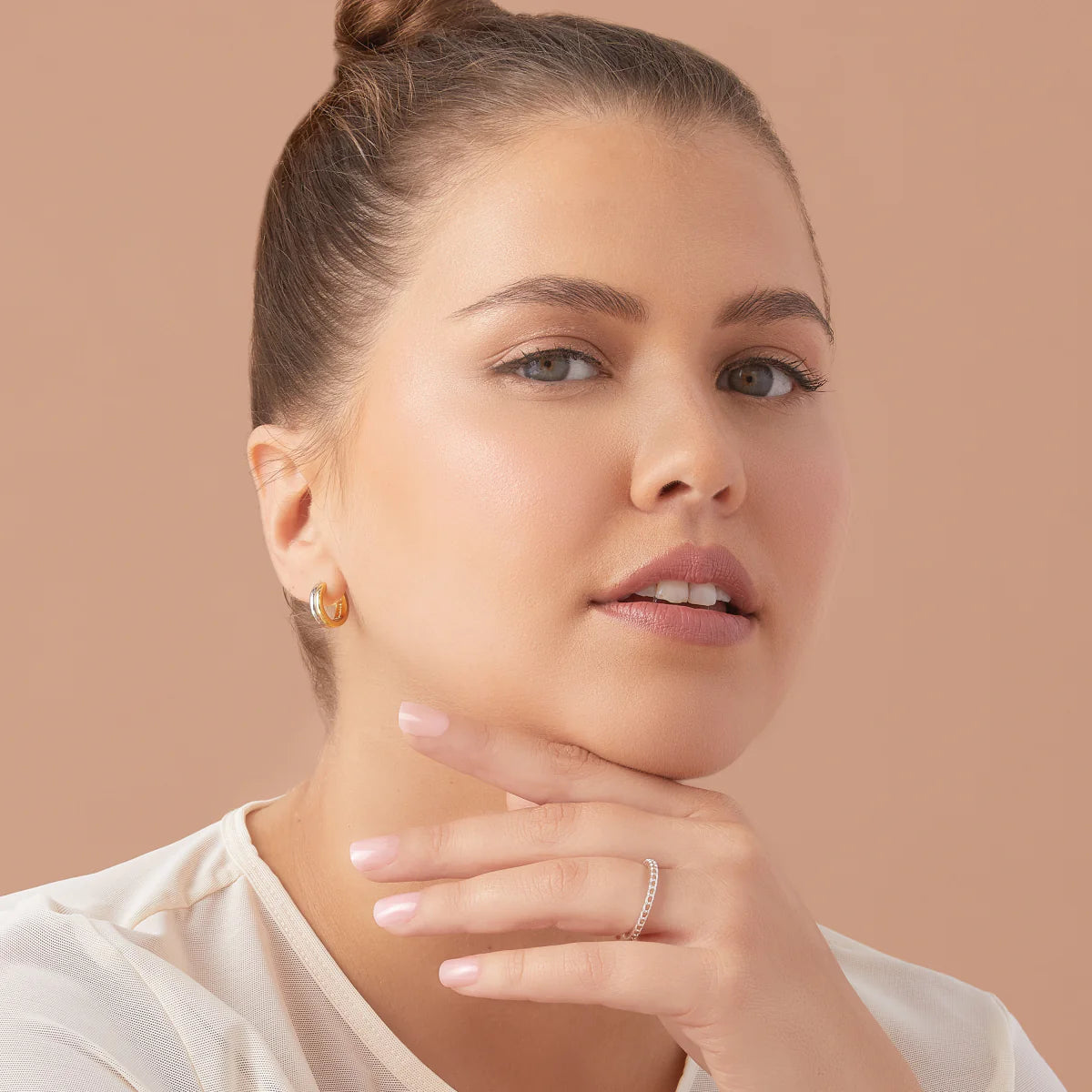 Faux ongles Impress-Kiss Instinct sur Routine Glow Up, forme chic, application facile, manucure parfaite sans colle et sans tracas
