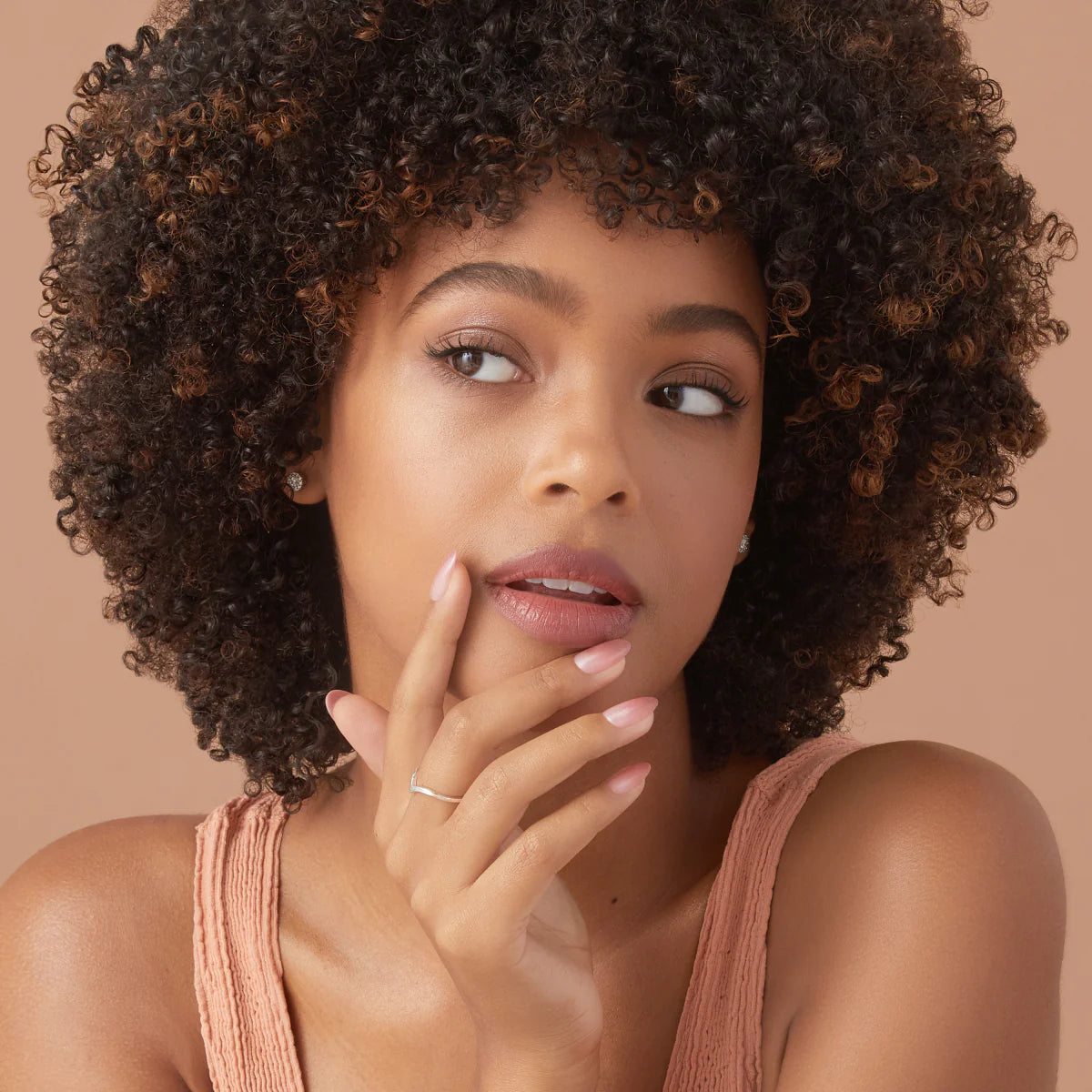 Faux ongles Impress-Kiss Serenity disponibles sur Routine Glow Up, look doux et naturel, forme élégante, manucure rapide sans colle